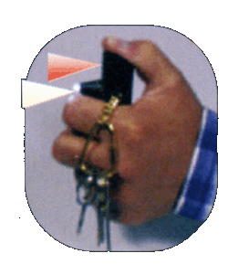 Porte-clefs anti-agression couplant une bombe lacrymogène avec une lampe LED